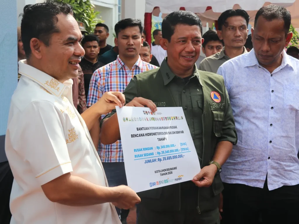 Pemko Lhokseumawe Serahkan Bantuan Dana Stimulan Perbaikan Rumah Rusak Pascabencana