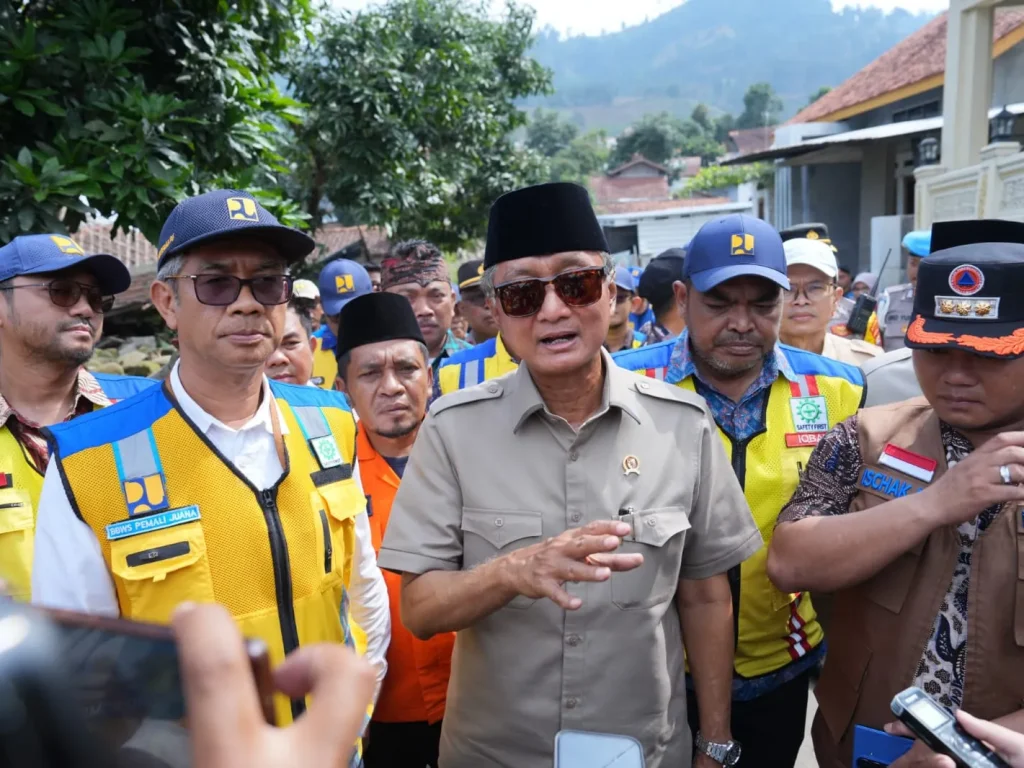 Menteri Pekerjaan Umum (PU) Dody Hanggodo meninjau langsung lokasi bencana tanah bergerak di Desa Padasari, Kecamatan Jatinegara, Kabupaten Tegal, Jumat (13/2/2026).