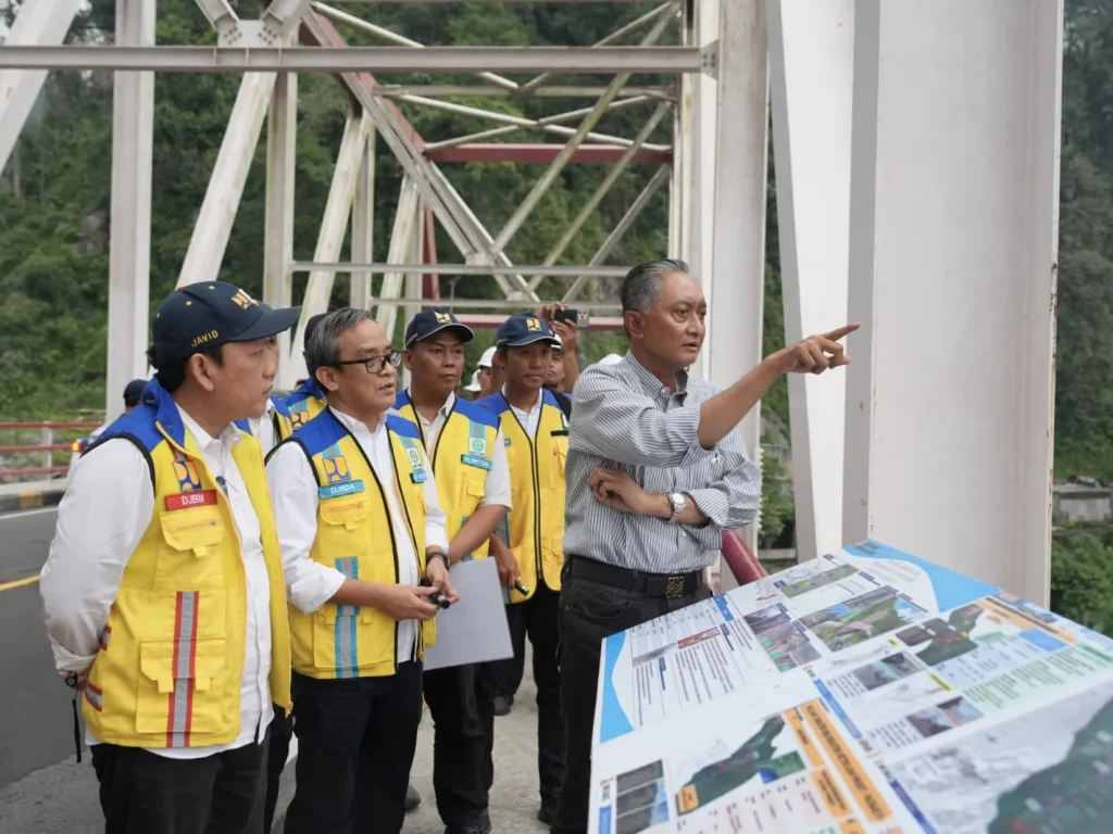 Menteri Pekerjaan Umum (PU) Dody Hanggodo meninjau langsung infrastruktur terdampak erupsi Gunung Semeru di Kabupaten Lumajang, Jawa Timur, Sabtu (21/2/2026).