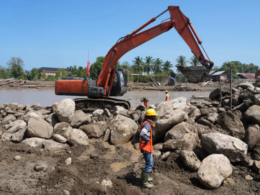 Kementerian Pekerjaan Umum (PU) mempercepat penanganan 38 muara sungai terdampak pascabencana di Provinsi Aceh, Sumatera Utara, dan Sumatera Barat