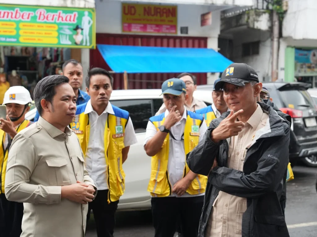 Menteri Pekerjaan Umum (PU) Dody Hanggodo meninjau Pasar Tanjung di Kabupaten Jember, Minggu (22/2/2026).