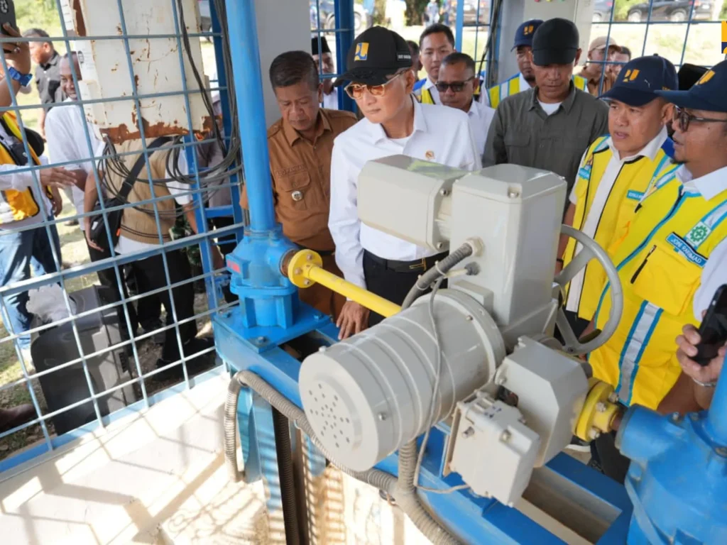 Menteri PU Dody Hanggodo meninjau langsung hasil rehabilitasi tersebut sekaligus memastikan air irigasi kembali mengalir ke lahan pertanian