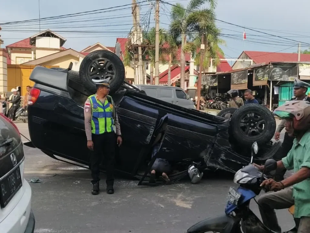 Laka Tunggal di Muara Dua, Toyota Land Cruiser Terbalik usai Hilang Kendali