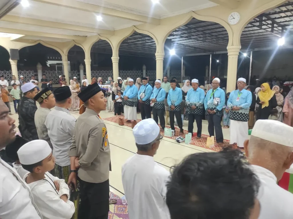 Kapolsek Syamtalira Bayu Lepas 14 Jamaah Haji, Suasana Haru Iringi Keberangkatan ke Banda Aceh