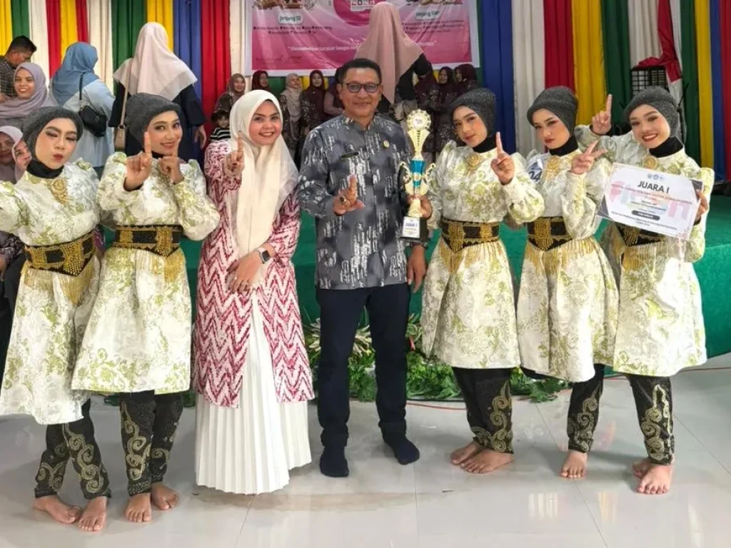 Tari kreasi tersebut dibimbing oleh Dea Novita Sari, S.Pd., Gr