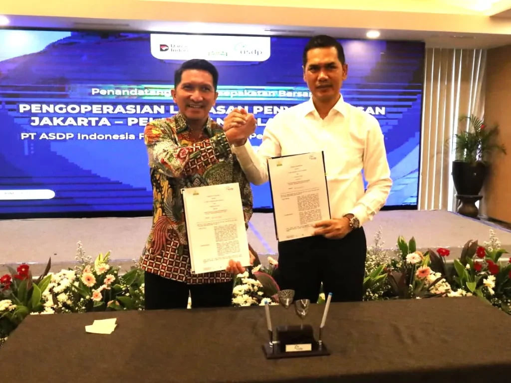 Sekda Aceh, M. Nasir, S.IP, MPA didampingi asisten Perekonomian & Pembangunan Sekda Aceh, Ir. T. Robby Irza, S.Sit, MT, KadisHub Aceh, T. Faisal, ST, MT serta Para Karo menghadiri Penandatanganan Kesepakatan Bersama Pengoperasian Lintasan Penyebrangan Jakarta - Pelabuhan Malahayati Aceh Antara PT. ASDP Indonesia Ferry (Persero) dan Pemerintah Prov. Aceh, di Kantor ASDP Jakarta, Sabtu, 23 Mei 202