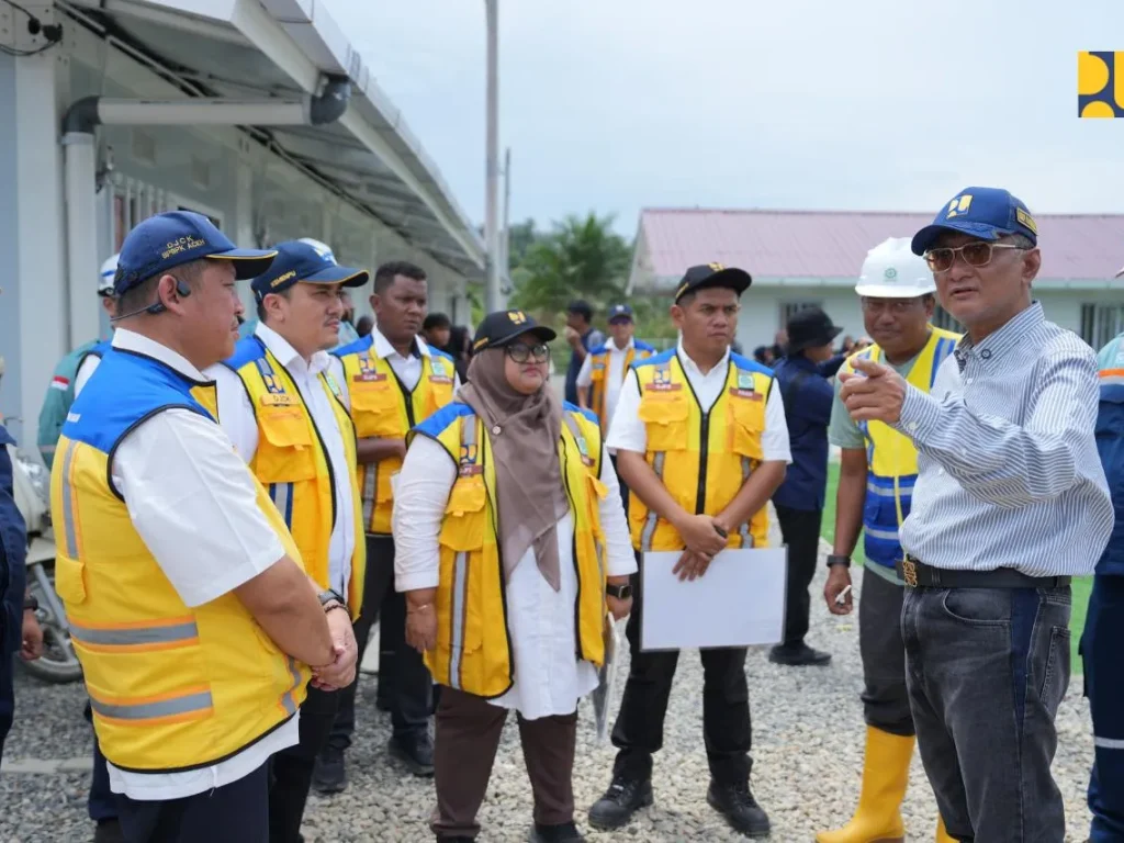 Menteri Pekerjaan Umum (PU) Dody Hanggodo meninjau Rumah Hunian Aceh  Tamiang 3 dan 4 di Kabupaten Aceh Tamiang, Aceh, Minggu (24/5).