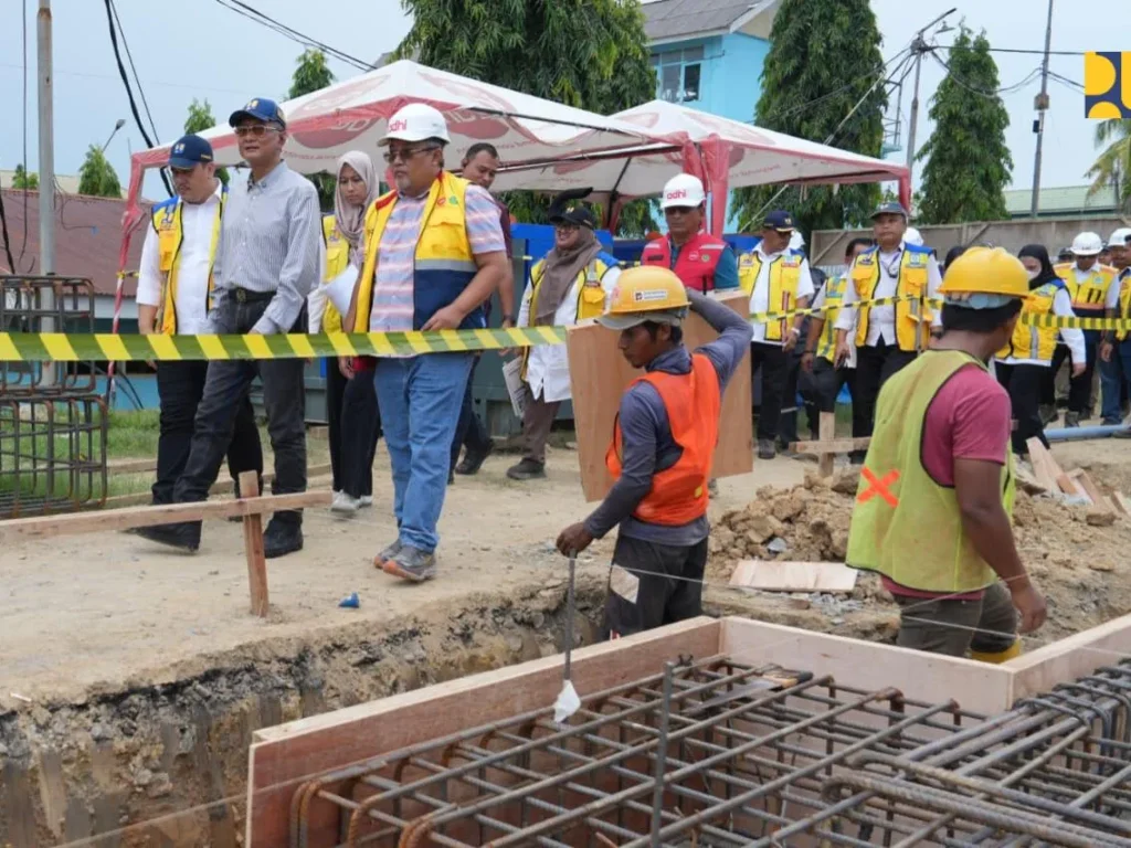 Menteri Pekerjaan Umum (PU) Dody Hanggodo meninjau progres pembangunan Instalasi Pengolahan Air (IPA) Baja pada Sistem Penyediaan Air Minum (SPAM) Karang Baru di Kabupaten Aceh Tamiang, Aceh, Minggu (24/5).