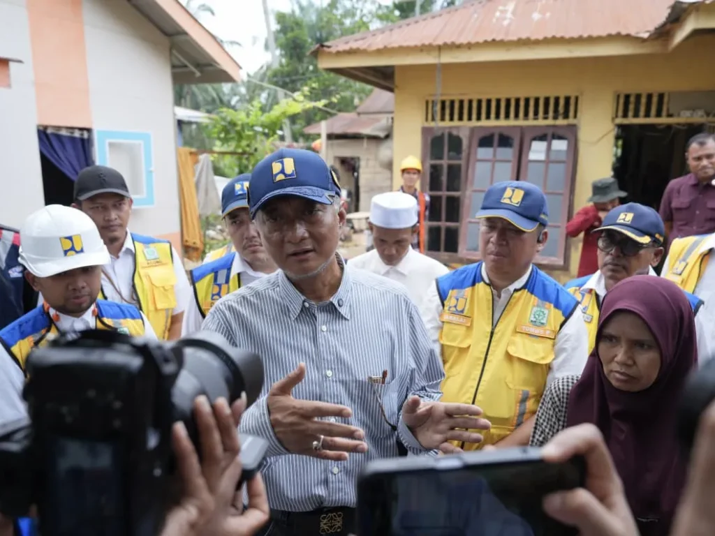 Menteri Pekerjaan Umum (PU) Dody Hanggodo meninjau salah satu titik pelaksanaan program Padat Karya Tunai di Kabupaten Aceh Tamiang, Aceh, Minggu (24/5)