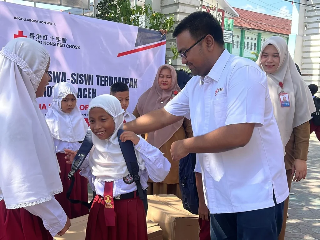Ketua PMI Kota Lhokseumawe, M. Agam Khalilullah, saat menyerahkan paket school kita kepada siswa di SD Negeri 3 Banda Sakti, Kota Lhokseumawe