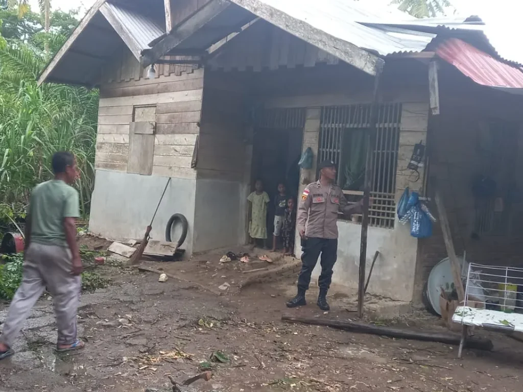Dua Rumah Warga di Lhoksukon Rusak Tertimpa Pohon Tumbang Akibat Hujan dan Angin Kencang