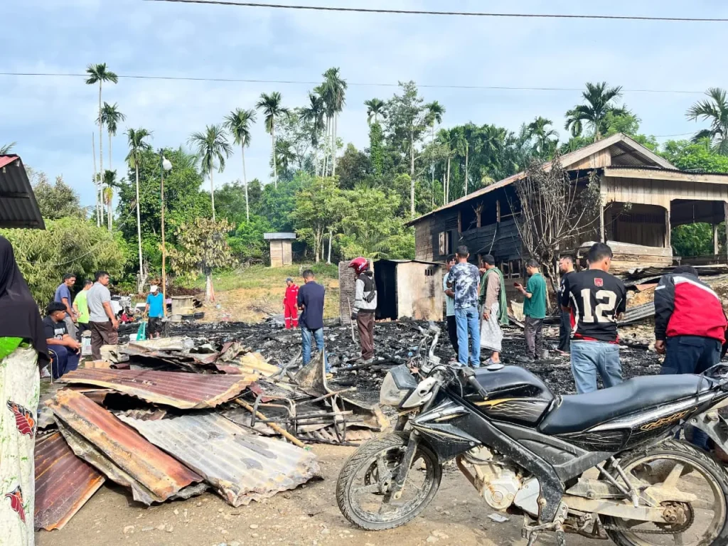 Rumah berkonstruksi kayu milik warga di Dusun Simpang V, Gampong Leubok Pusaka, Kecamatan Langkahan, Kabupaten Aceh Utara, ludes terbakar dalam peristiwa kebakaran yang terjadi pada Senin (8/6/2026) sekitar pukul 01.00 WIB.