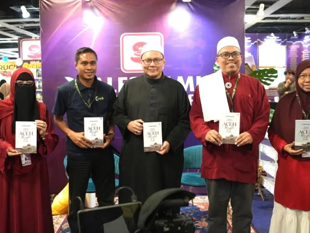 Tuan Haji Yusri bin Mohd Yusof (kanan), CEO Galeri Ilmu Media Group, bersama dengan Sekjen CISAH, Mawardi Ismail al-Asyi, di sela-sela penutupan Pesta Buku Antarabangsa Kuala Lumpur (PBAKL) 2026, Rabu (10/6/2026).