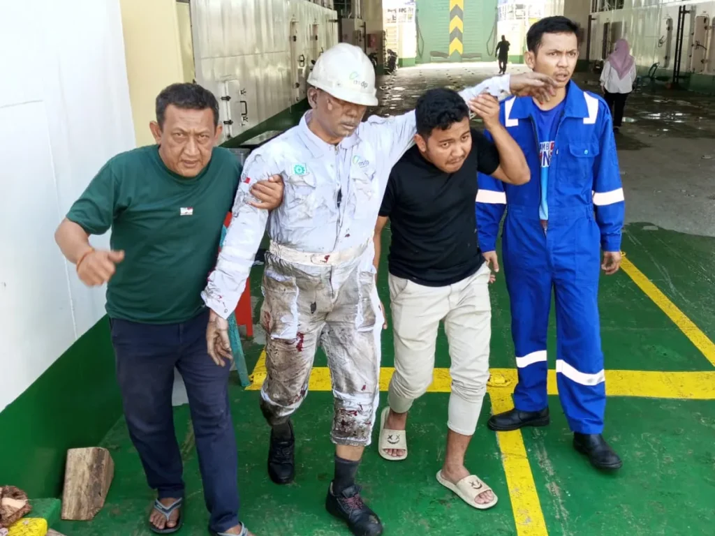 Kebakaran Kamar Mesin KM Aceh Hebat II di Pelabuhan Ulee Lheue, 15 Orang Alami Luka Bakar
