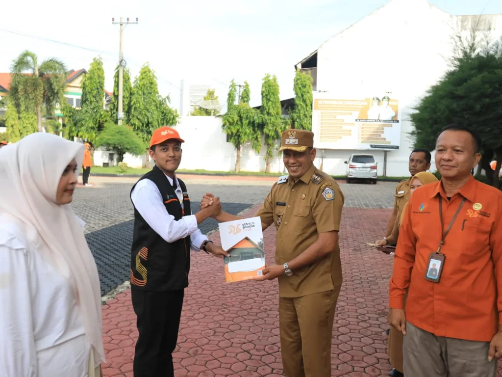 – Wakil Wali Kota Lhokseumawe, Husaini, S.E., secara resmi melepas Petugas Sensus Ekonomi (SE) 2026 dalam apel yang digelar di Halaman Kantor Wali Kota Lhokseumawe, Senin (15/6/2026).
