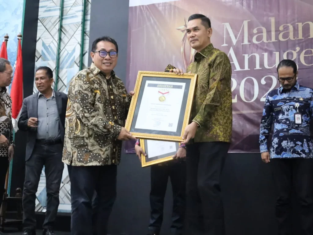 Sekretaris Daerah Aceh, M. Nasir Syamaun, S.IP., MPA., menerima Anugerah Serikat Media Siber Indonesia (SMSI) sebagai Tokoh Inspiratif Nasional 2026 dalam acara penganugerahan yang berlangsung di Hall Dewan Pers, Jakarta Pusat, Kamis (18/6/2026).