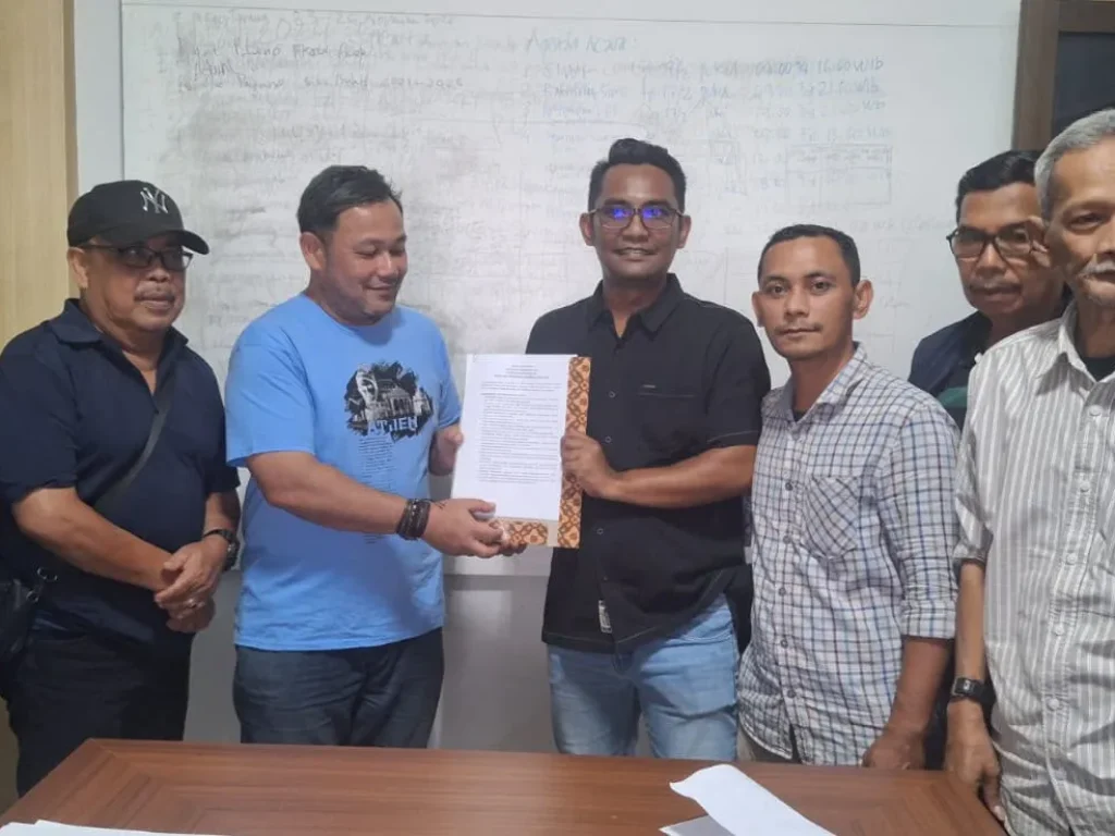 Ketua SC Konferprov XIII PWI Aceh, Azwani Awi menyerahkan dokumen Pakta Integritas SC kepada Ketua OC, M. Nazar Ahadi disaksikan Ketua PWI Aceh, unsur Dewan Penasihat, dan Dewan Kehormatan di Ruang Rapat Kantor PWI Aceh di Banda Aceh, Senin, 29 Juni 2026.