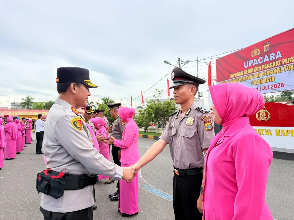 Kapolres Lhokseumawe AKBP Dr. Ahzan, S.H., S.I.K., M.S.M., M.H., memimpin upacara laporan kenaikan pangkat personel Polres Lhokseumawe