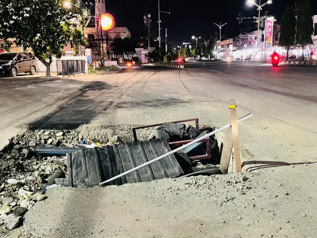 Salah satu titik yang menjadi perhatian berada di Jalan Merdeka, tepatnya di depan kawasan Café Petro Dolar. Hingga Selasa (30/6/2026)