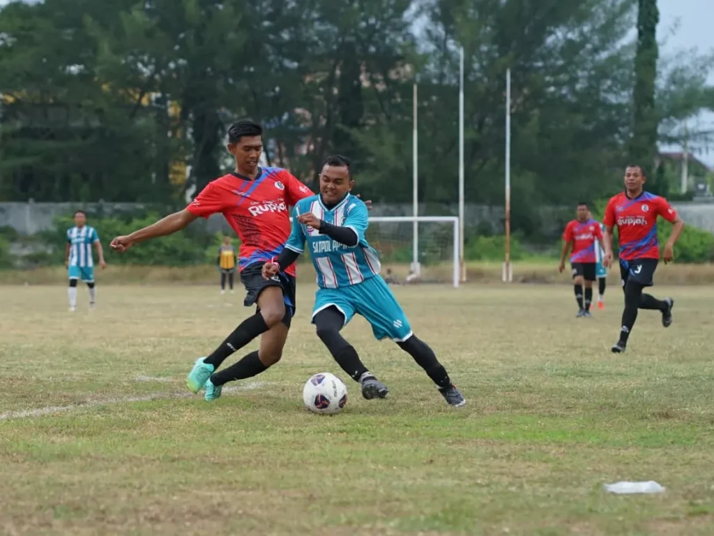 Kedua tim sama-sama tampil agresif dan mengandalkan permainan kolektif, namun efektivitas penyelesaian akhir menjadi pembeda