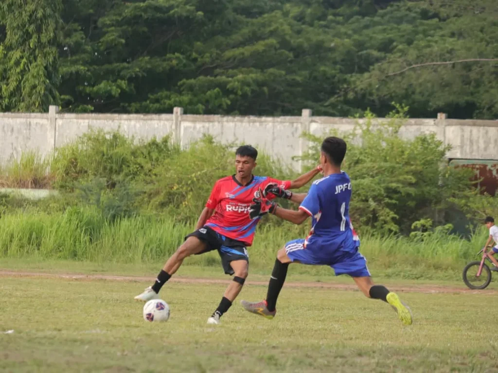 PS Bank Indonesia Lhokseumawe tampil bak mesin gol saat membungkam tuan rumah Jurnalis Pase Football Club (JPFC) dengan skor telak 6-0 pada semifinal Liga Eksekutif JPFC VIII di Stadion Tunas Bangsa. Foto Dok Panitia