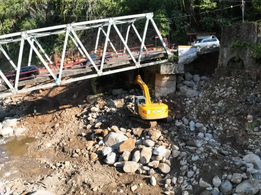 Kementerian Pekerjaan Umum (PU) menegaskan bahwa Jembatan Enang-Enang di Kabupaten Bener Meriah, Aceh, tidak ditutup