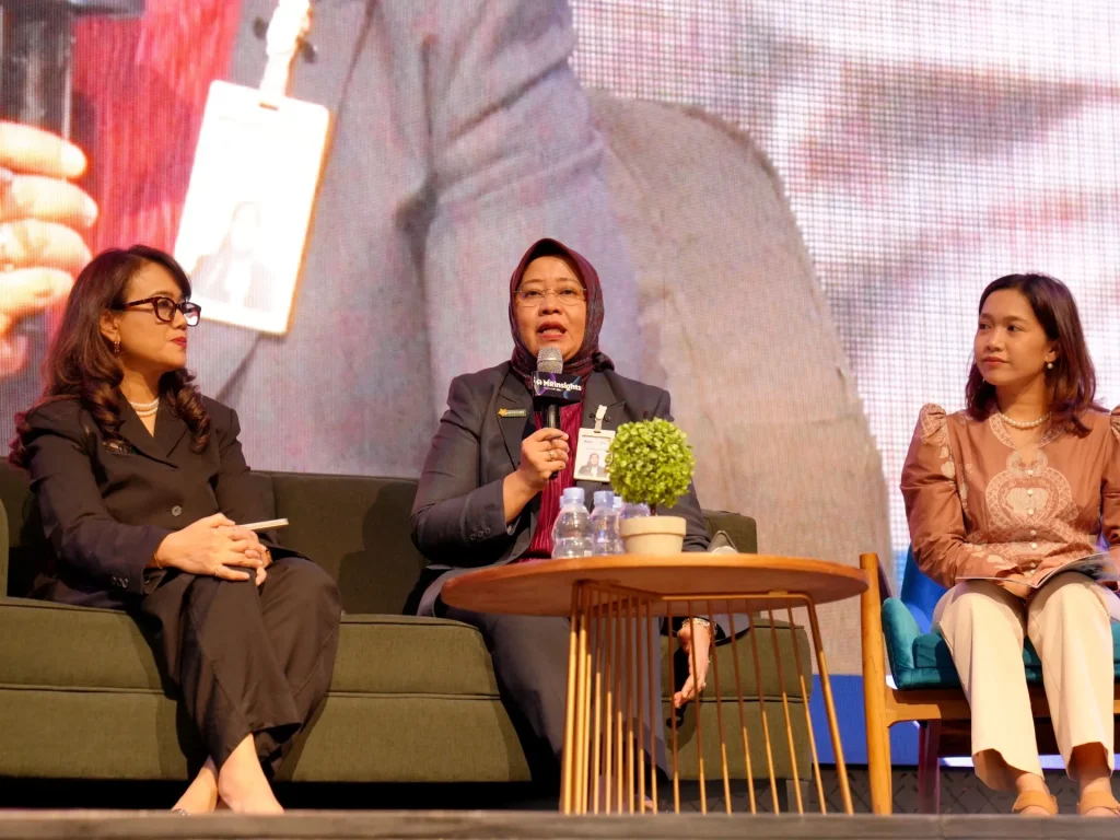SEVP Operations BSI Ana Nurul Khayati (tengah) saat pemaparan Panel discussion: Customer Experience for All pada acara MRInsight Inclusive CX Seminar 20206 di Menara Kuningan Ballroom Jakarta, Senin (13/7).