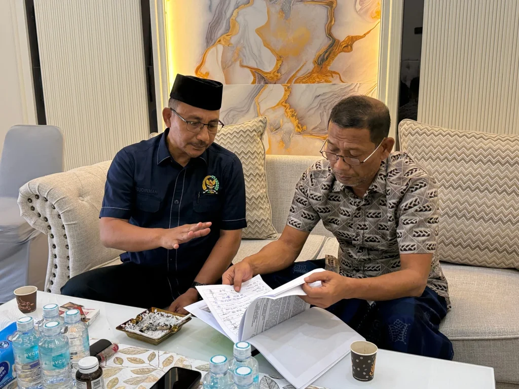 – Anggota DPD RI asal Aceh, H. Sudirman Haji Uma melakukan silaturrahmi dengan Ketua DPR Aceh, Zulfadhli