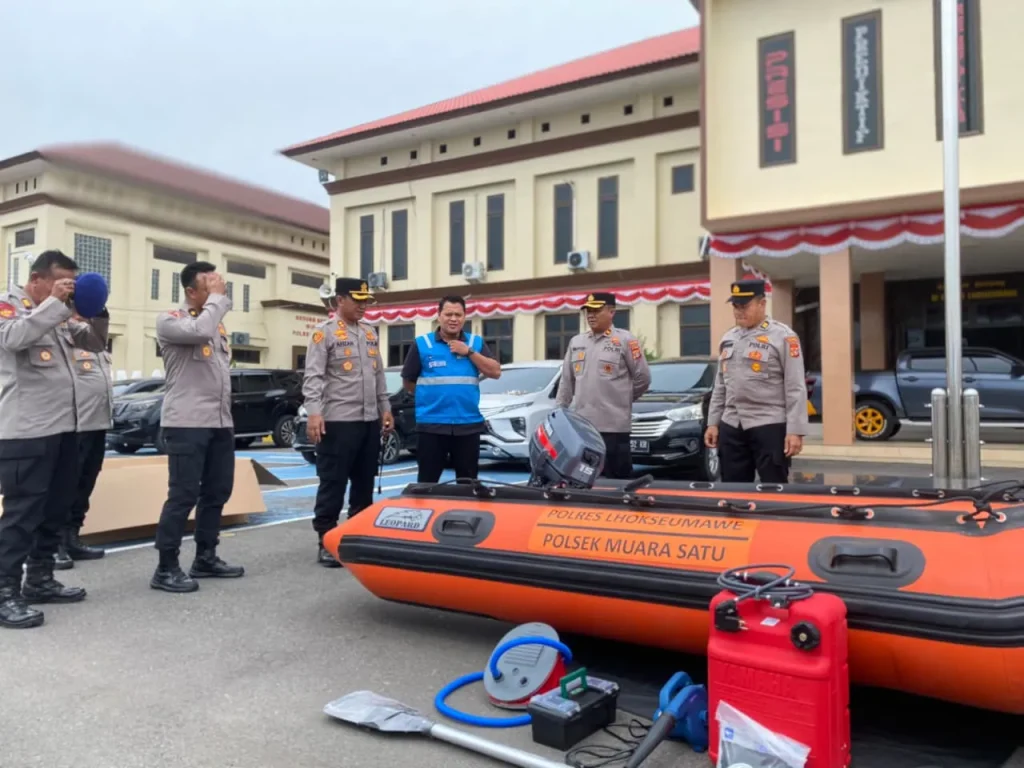 PLN Nusantara Power (NP) Unit Pembangkit Arun secara resmi menyerahkan satu unit perahu karet kepada Kepolisian Resor (Polres) Lhokseumawe