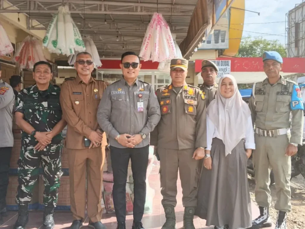 Pelaksana Tugas Direktur Utama PT Bina Usaha (Perseroda), Andria Zulfa, S.E., M.Si., Ph.D., CGCAE., bersama Kabid Pemasaran PTBU, Eliani, Kepala Satpol PP dan WH Aceh Utara serta unsur Muspika Samudera turun langsung ke lokasi guna memantau proses pembongkaran kios
