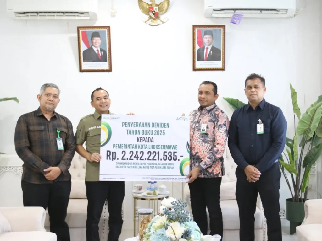 Penyerahan secara simbolis berlangsung pada Selasa (4/8/2026), dilakukan Pimpinan Bank Aceh Syariah Cabang Lhokseumawe, Jamaluddin, kepada Wali Kota Lhokseumawe, Dr. Sayuti Abubakar, S.H., M.H