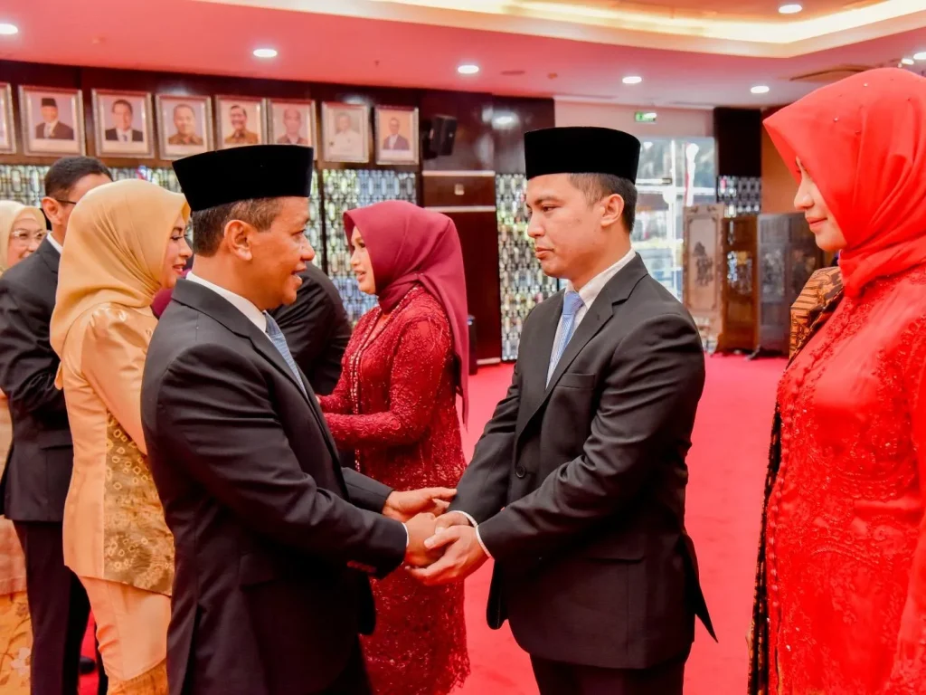 Menteri Energi dan Sumber Daya Mineral (ESDM), Bahlil Lahadalia, resmi melantik Mawardi Nur, SE sebagai Kepala Badan Pengelola Migas Aceh (BPMA) di Kementerian ESDM, Jakarta, Rabu (5/8).