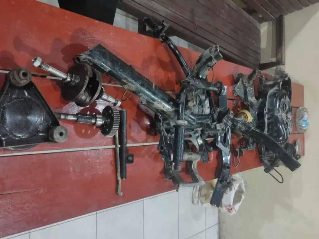 potongan kerangka sepeda motor yang telah dipotong, serta satu blok mesin Honda matic