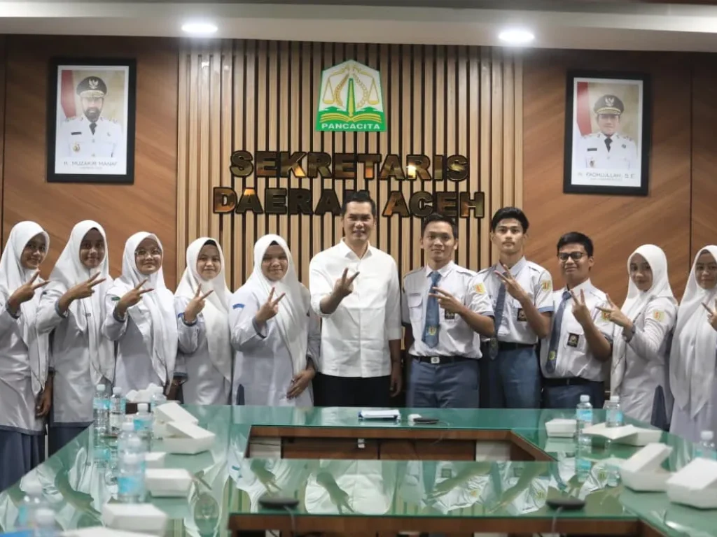 Sekretaris Daerah (Sekda) Aceh, M Nasir Syamaun, menerima kedatangan 10 siswa SMA 2 Banda Aceh pemenang Lomba Cerdas-Cermat Empat Pilar MPR-RI 2026 tingkat Provinsi Aceh di ruang rapat Setda Aceh, Banda Aceh, Selasa (11 Agustus 2026).