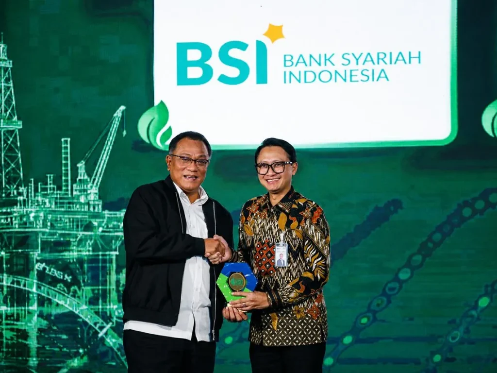 Atas kontribusi tersebut, BSI meraih Anugerah Environment, Social and Governance (ESG). Penghargaan diterima SVP Environmental Social Governance BSI, Muhammad S. Habiby, dalam acara di Jakarta.
