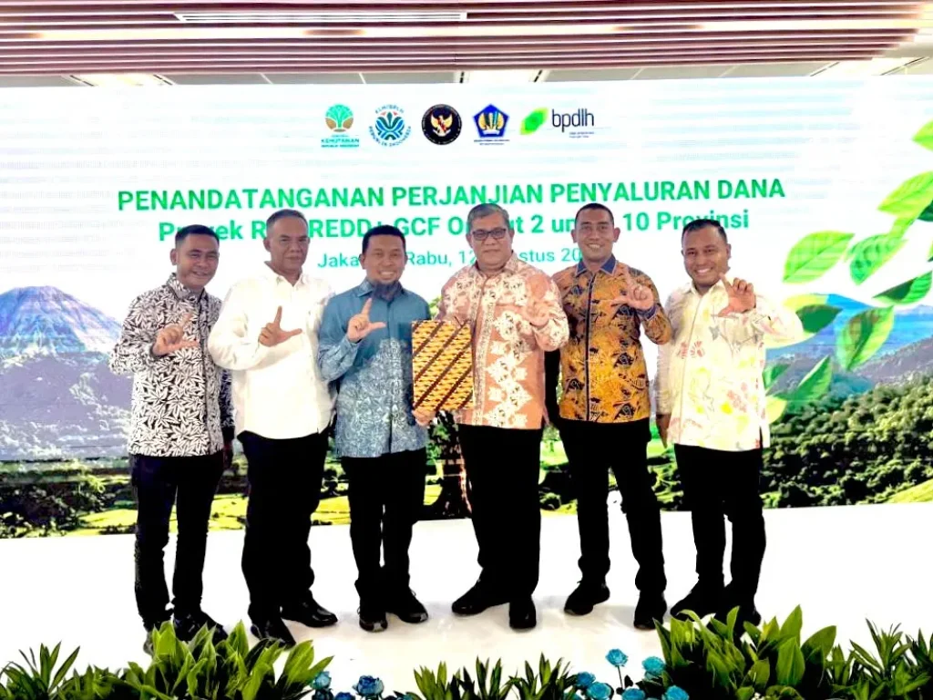 Penandatanganan kerja sama dilakukan oleh Direktur Yayasan PETAI, Dr. Masrizal Saraan, dengan Joko Tri Haryanto, Direktur Utama BPDLH dan disaksikan oleh Menteri Koordinator Bidang Pangan Zulkifli Hasan, Menteri Lingkungan Hidup Jumhur Hidayat, serta Menteri Kehutanan Raja Juli Antoni, di Jakarta, pada Rabu (12 Agustus 2026).