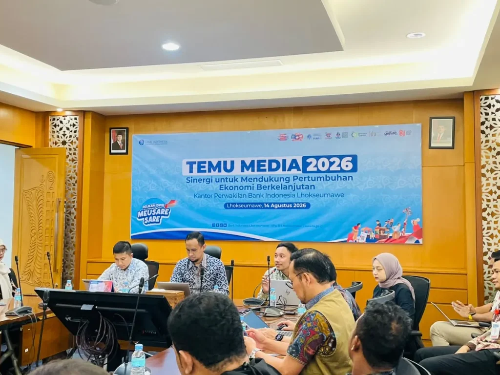 Kepala Kantor Perwakilan (KPw) Bank Indonesia Lhokseumawe, Yudho Herlambang, saat memaparkan perkembangan ekonomi global berdasarkan materi Bank Indonesia, Jumat (14/8/2026). Foto : Raja Baginda