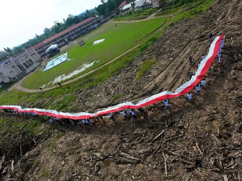 BSI Kibarkan Merah Putih 81 Meter, Titipkan Semangat Bangkit untuk Aceh Tamiang