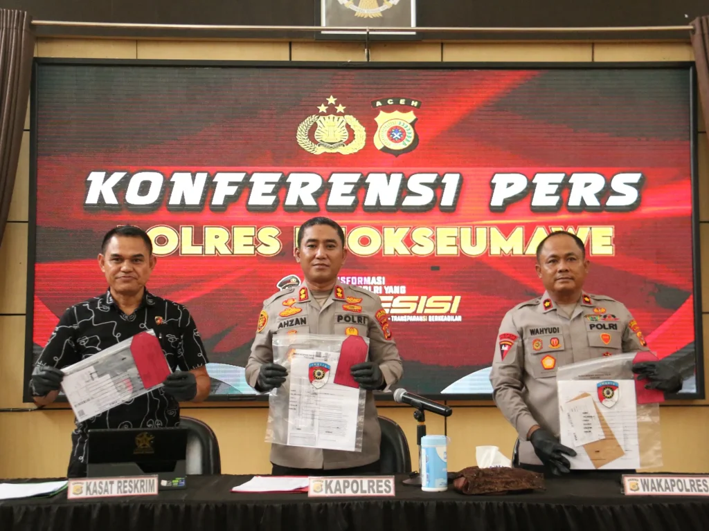 Kapolres Lhokseumawe AKBP Ahzan di dampingi Wakapolres Kompol Iswahyudi dan Kasat Reskrim AKP Bustani dalam konferensi pers di Mapolres setempat pada Selasa (18/8/2026).