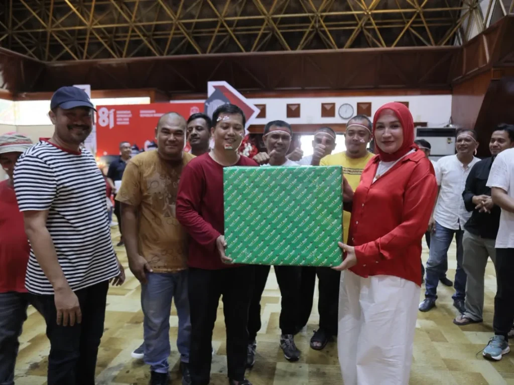 Ketua TP PKK Aceh Marlina Usman, menggelar aneka, di Anjong Mon Mata, komplek Meuligoe Gubernur Aceh, Selasa (18/8/2026).