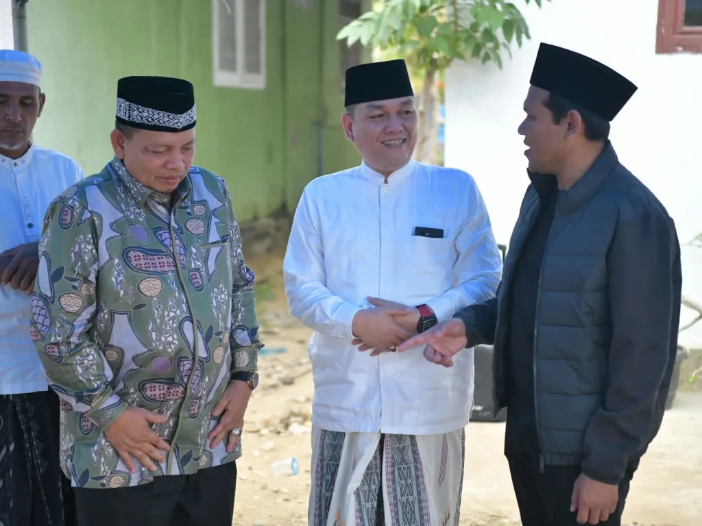 Wakil Gubernur Aceh Fadhlullah, SE, didampingi Kepala Dinas Syariat Islam Aceh Dr. Misran Fuadi, Kepala Biro Administrasi Pimpinan Setda Aceh Akkar Arafat, serta rombongan, bertakziah ke rumah duka almarhumah Ummi Rubiah