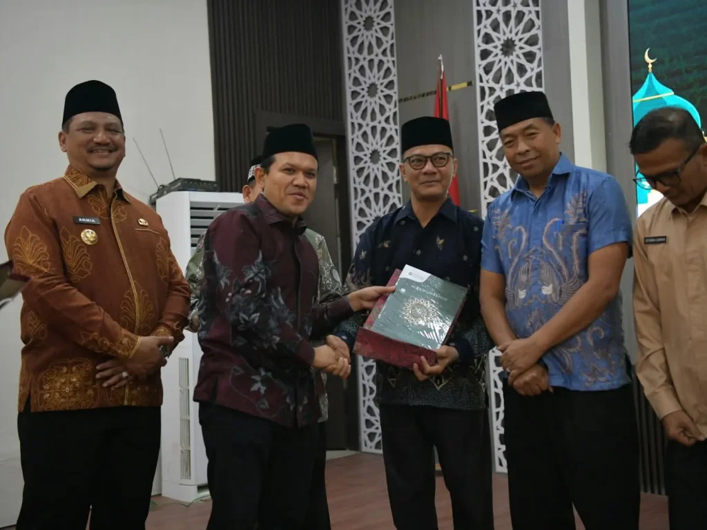 Wakil Gubernur Aceh Fadhlullah, SE (Dek Fadh) menyalurkan bantuan 50.000 Al-Qur’an dari Kerajaan Arab Saudi kepada masyarakat Aceh, khususnya untuk masjid, meunasah, dayah, balai pengajian, lembaga pendidikan Al-Qur’an, serta masyarakat yang membutuhkan, Kamis (20/8/2026).