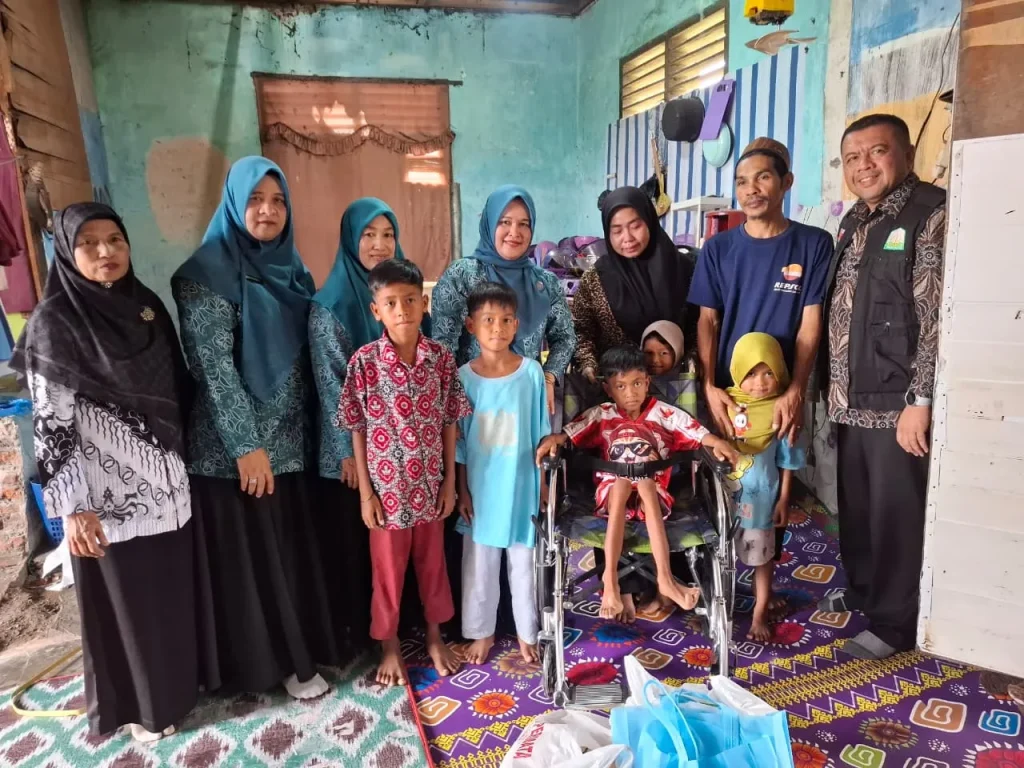 Ketua Staf Ahli TP PKK Aceh Serahkan Bantuan Kursi Roda dan Perlengkapan Sekolah kepada Sultan