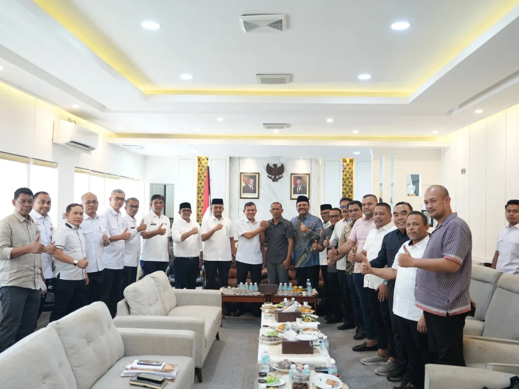Wakil Gubernur Aceh Fadhlullah, SE (Dek Fadh) bersama unsur Pimpinan Dewan Perwakilan Rakyat Aceh (DPRA) di Banda Aceh, menggelar rapat koordinasi bersama, Rabu (26/8/2026).