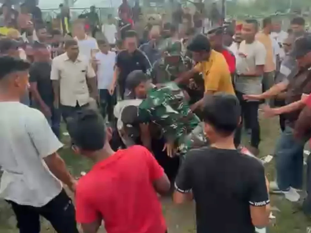 Foto tangkapan layar dari video yang dikirim Ketua PWI Lhokseumawe memperlihatkan kericuhan di Lapangan Sepakbola Bumigas Blang Jruen, Tanah Luas, Aceh Utara, Kamis sore, 27 Agustus 2026.