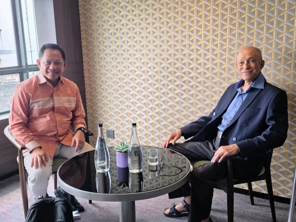 Menteri Dalam Negeri (Mendagri) Muhammad Tito Karnavian menjenguk Wali Nanggroe Aceh, Paduka Yang Mulia Tgk. Malik Mahmud Al-Haytha