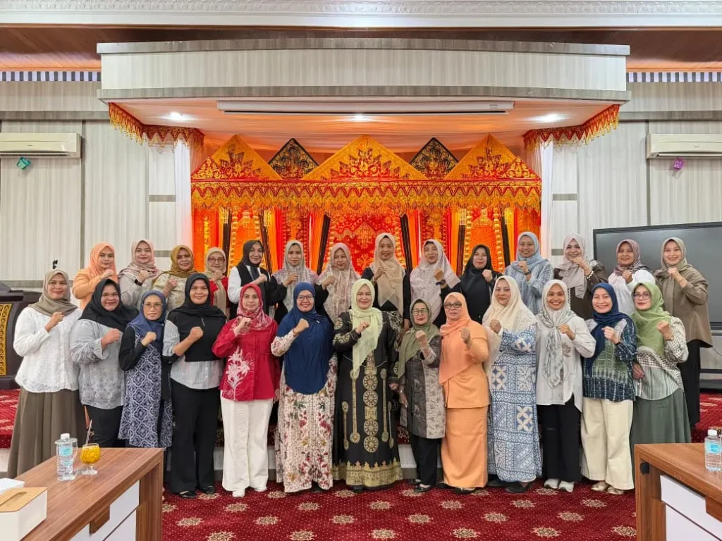 Ketua Persatuan Wanita Olahraga Seluruh Indonesia (Perwosi) Aceh, Mukarramah Fadhlullah, memimpin rapat perdana sekaligus silaturahmi bersama jajaran pengurus Perwosi Aceh di Aula Rumah Dinas Wakil Gubernur Aceh, Jumat (28/8/2026).