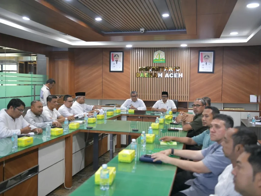 Pemerintah Aceh mempercepat realisasi pembukaan jalur pelayaran kapal Roll-on/Roll-off (Ro-Ro) Krueng Geukuh, Aceh Utara–Penang, Malaysia, yang menjadi salah satu program prioritas Gubernur Aceh Muzakir Manaf (Mualem) dan Wakil Gubernur Fadhlullah (Dek Fadh).