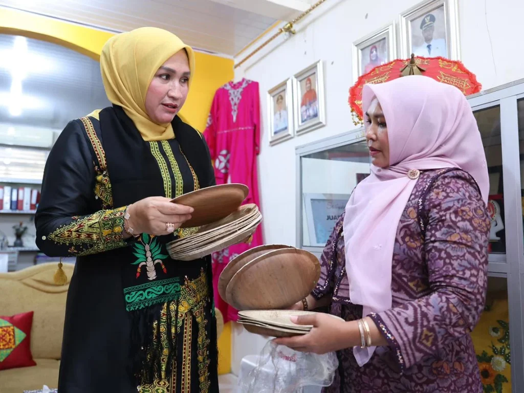 Ketua Dekranasda Aceh Marlina Muzakir, saat berkunjung ke Gerai Dekranasda Kabupaten Aceh Utara, Selasa (1/9/2026).