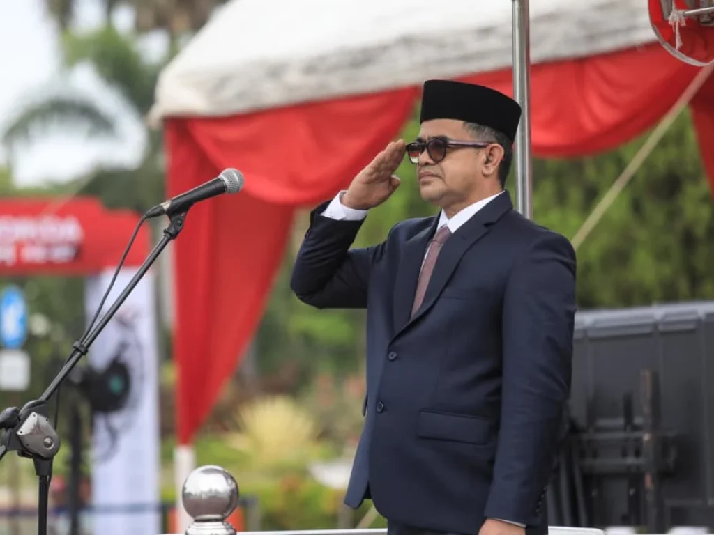 Pelaksana Tugas (Plt) Sekretaris Daerah (Sekda) Aceh, Taufik, ST, M.Si, bertindak sebagai Inspektur Upacara pada peringatan Hari Pendidikan Daerah (Hardikda) Aceh ke-67